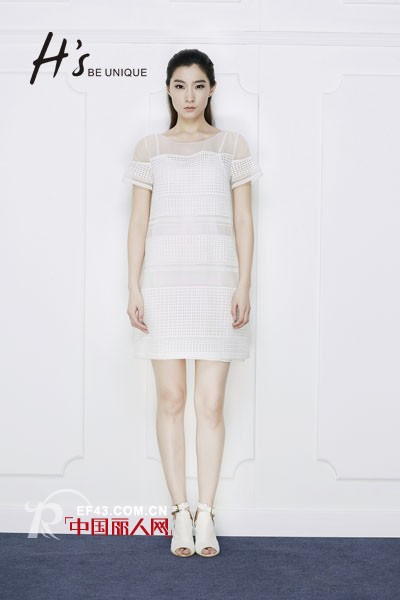 夏天穿什么最凉快　白色透视装扮清凉出行