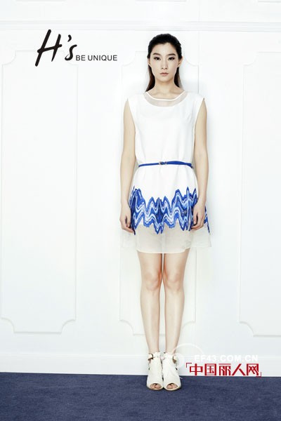 夏天穿什么最凉快　白色透视装扮清凉出行