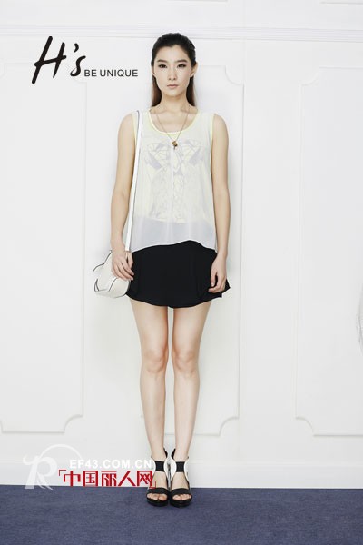 夏天穿什么最凉快　白色透视装扮清凉出行