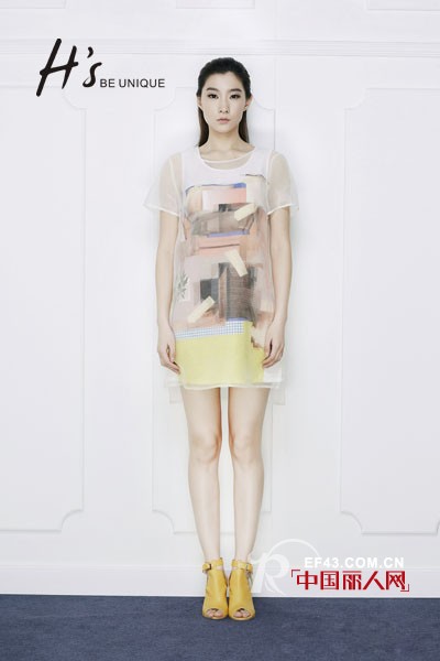 夏天穿什么最凉快　白色透视装扮清凉出行