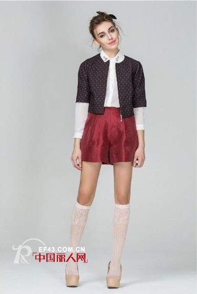 西瓜红短裤配什么上衣　亮色短裤怎么搭配