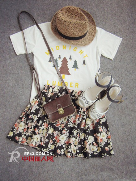 明天怎么穿　碎花短裙怎么搭配　碎花短裙配什么上衣好看