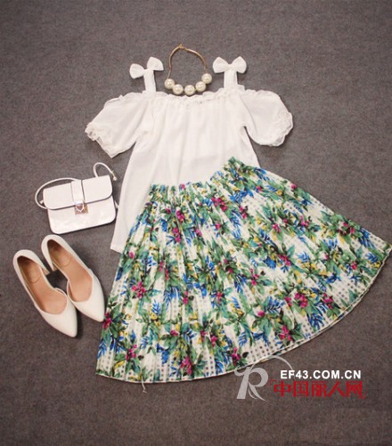 明天怎么穿　碎花短裙怎么搭配　碎花短裙配什么上衣好看