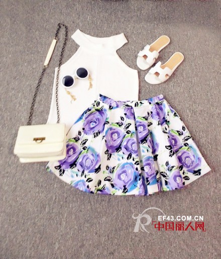 明天怎么穿　碎花短裙怎么搭配　碎花短裙配什么上衣好看