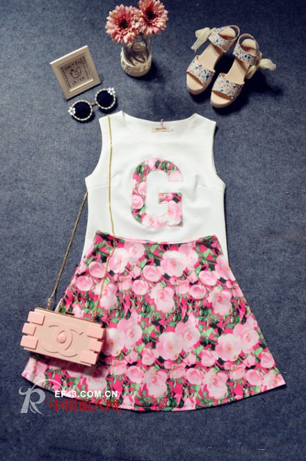 明天怎么穿　碎花短裙怎么搭配　碎花短裙配什么上衣好看