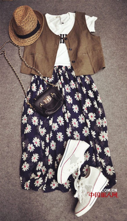 明天怎么穿　碎花短裙怎么搭配　碎花短裙配什么上衣好看