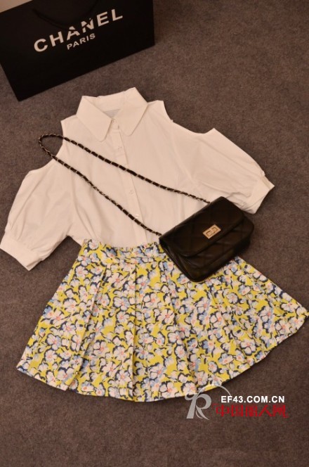 明天怎么穿　碎花短裙怎么搭配　碎花短裙配什么上衣好看