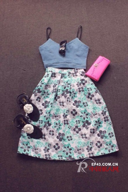 明天怎么穿　碎花短裙怎么搭配　碎花短裙配什么上衣好看