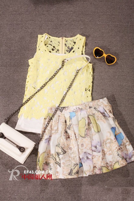 明天怎么穿　碎花短裙怎么搭配　碎花短裙配什么上衣好看