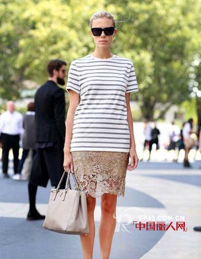 女士海军衫搭配　街拍黑白条纹海军衫