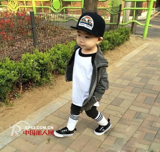 韩国喜感小正太叫你如何搭配条纹中筒袜