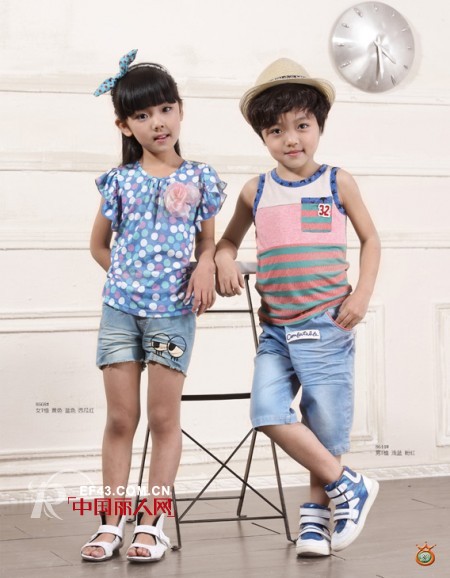 2014夏季男女童装搭配　背带裤搭配什么衣服好看