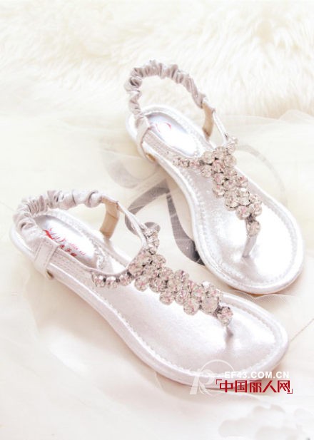 旅游穿什么鞋子好　今夏最流行凉鞋款式　脚上比基尼美翻夏季