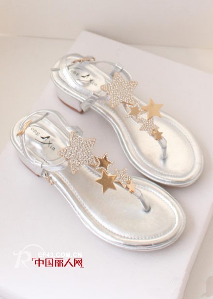 旅游穿什么鞋子好　今夏最流行凉鞋款式　脚上比基尼美翻夏季