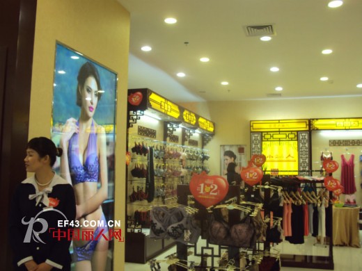 “小妇人”广州市增城万达百货专柜隆重开业