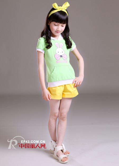 黄色短裤配什么颜色上衣好看 夏天短裤怎么搭配