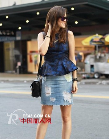 夏季无袖上衣怎么搭配 女士无袖上衣搭配