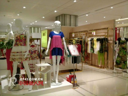 俪思品牌洛阳丹尼斯政和店盛大开业,首日销售突破五万