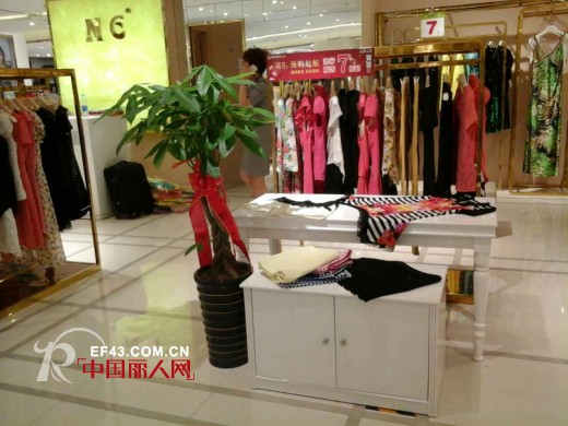 俪思品牌洛阳丹尼斯政和店盛大开业,首日销售突破五万