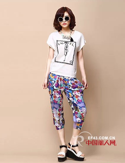 休闲T恤怎么搭配 女士字母图案t恤搭配短裤