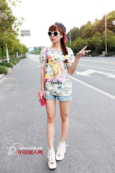 休闲T恤怎么搭配 女士字母图案t恤搭配短裤