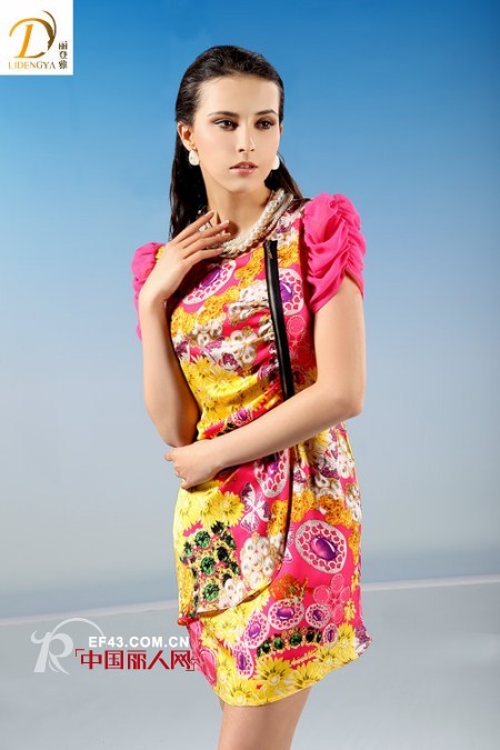 夏季穿什么吸引眼球 亮色系印花裙让你脱颖而出