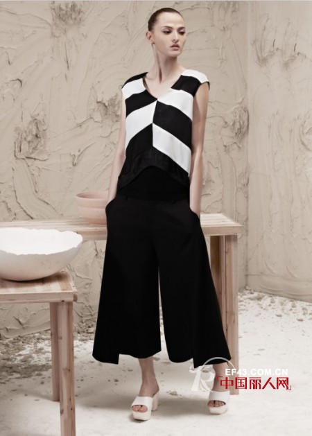 经典黑白系服装搭配 穿出属于自己的衣着风格