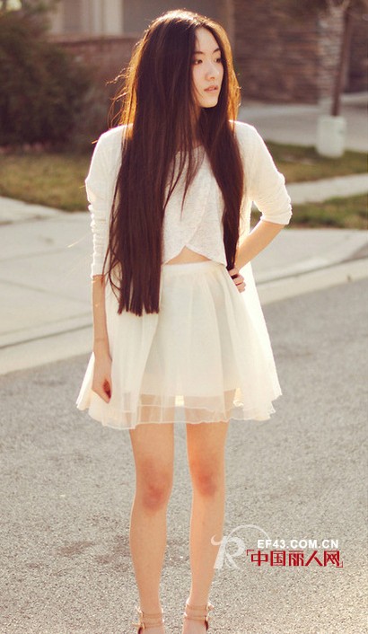 夏天穿什么颜色凉快 白色服装搭配夏季街拍