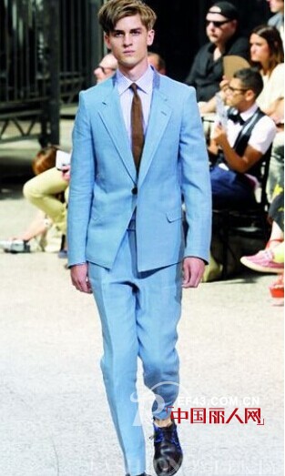 夏天西装要怎么搭配?什么颜色的西装适合夏日穿?