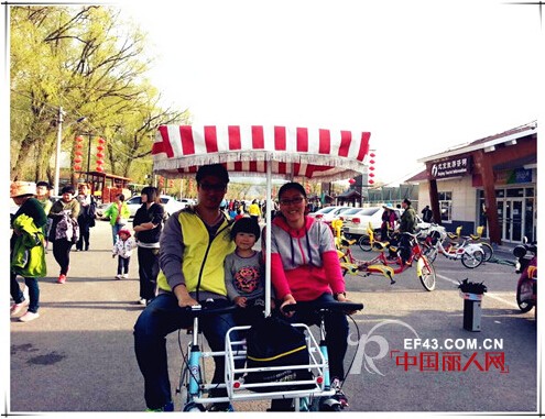 “水孩儿”童装vip小朋友与留守儿童一起欢度六一