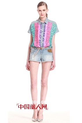 雪纺衬衫是搭配裤子好看还是搭配裙子好看?