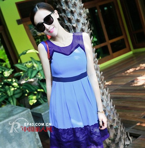 翻领拼接无袖连衣裙 蓝色蕾丝拼接裙LOOK