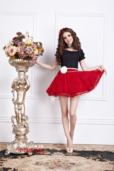 红色连衣短裙 穿出妩媚撩人身材