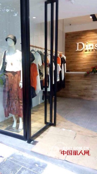 贺:底色女装四川内江专卖店隆重开业 首日业绩突破六万
