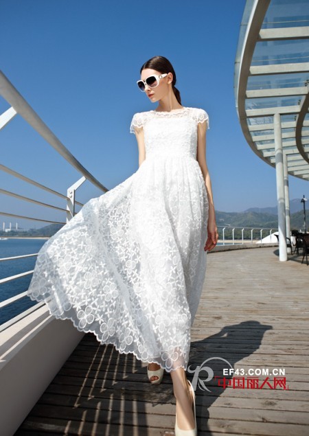 白色连衣长裙搭配 白色蕾丝连衣裙搭配