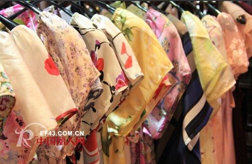 真丝服装占据今夏时尚衣架