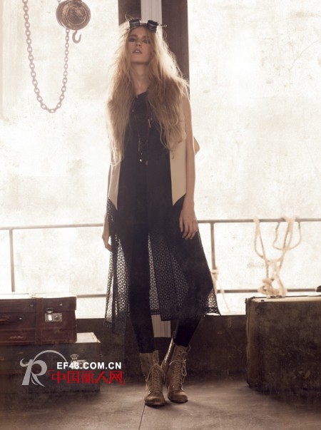 七分袖t恤衫搭配开衩裙LOOK 新潮黑色网纱透视裙+小坎肩