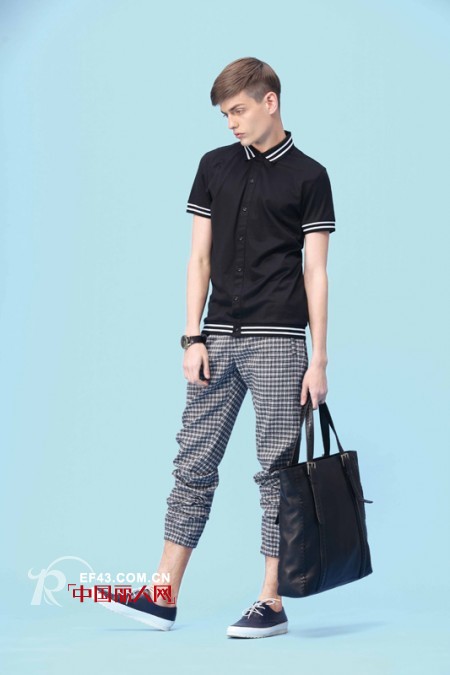 屌丝逆袭男神有支招 好品质T恤搭配格子裤 轻松做型男