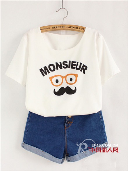 夏天适合买什么衣服 白色T恤简单来袭 最具时尚的装扮