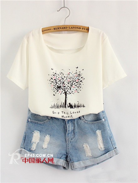 夏天适合买什么衣服 白色T恤简单来袭 最具时尚的装扮