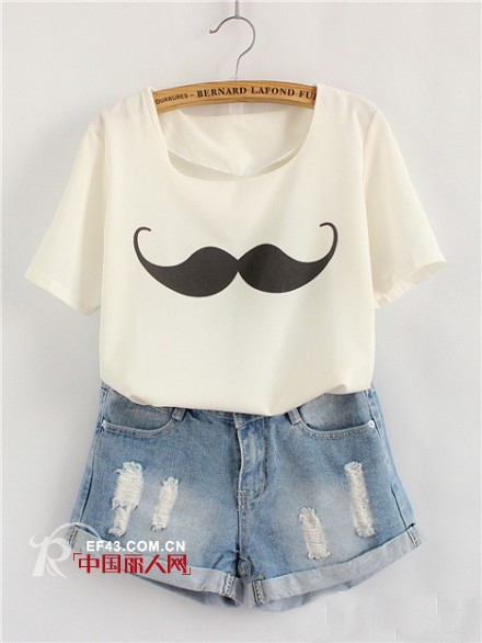 夏天适合买什么衣服 白色T恤简单来袭 最具时尚的装扮