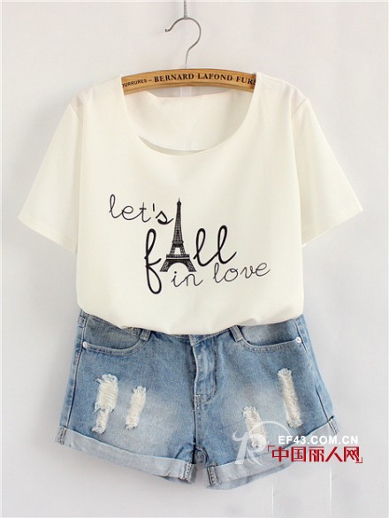 夏天适合买什么衣服 白色T恤简单来袭 最具时尚的装扮