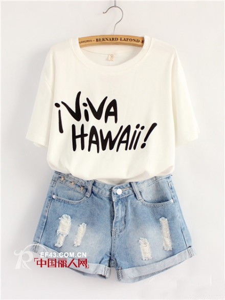 夏天适合买什么衣服 白色T恤简单来袭 最具时尚的装扮