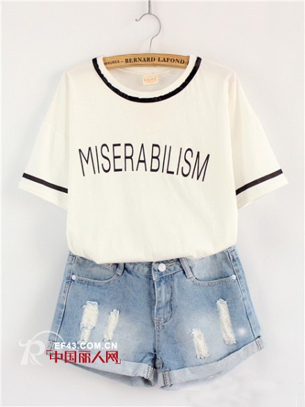 夏天适合买什么衣服 白色T恤简单来袭 最具时尚的装扮