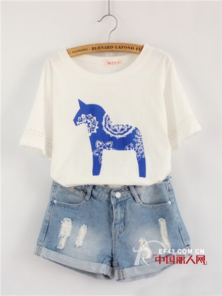 夏天适合买什么衣服 白色T恤简单来袭 最具时尚的装扮