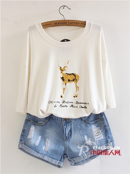 夏天适合买什么衣服 白色T恤简单来袭 最具时尚的装扮