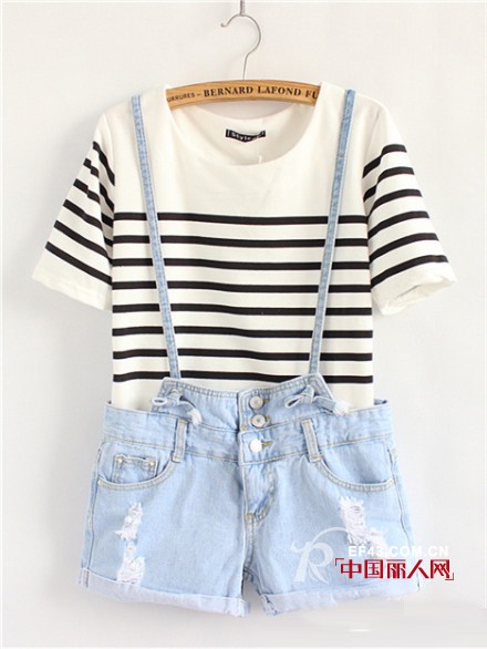 夏天适合买什么衣服 白色T恤简单来袭 最具时尚的装扮