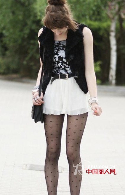 警方破获团伙拐棍偷拍女性裙底 夏季女孩应该怎么穿裙子