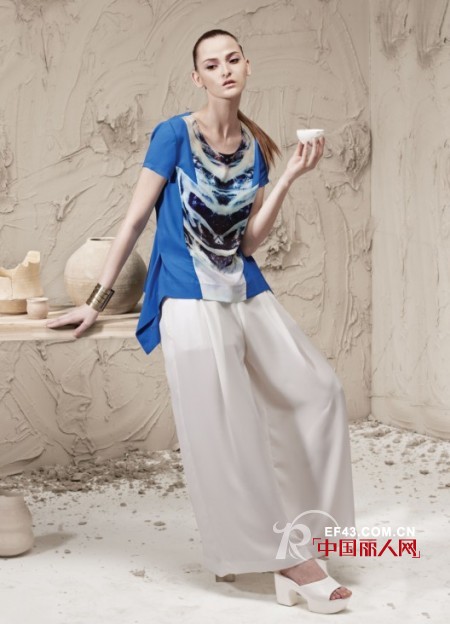 白色半身裙怎么搭配好看 宽松印花衫百搭款