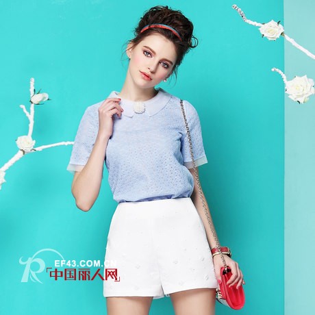 最近流行的萝莉搭配 简约t恤衫小短裤搭出新潮感